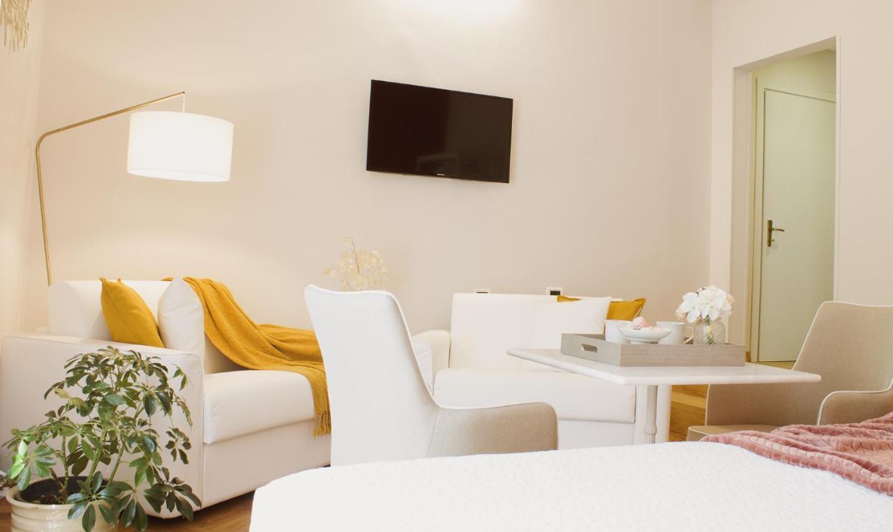 Accanto Al Centro B&B Prato  Luaran gambar